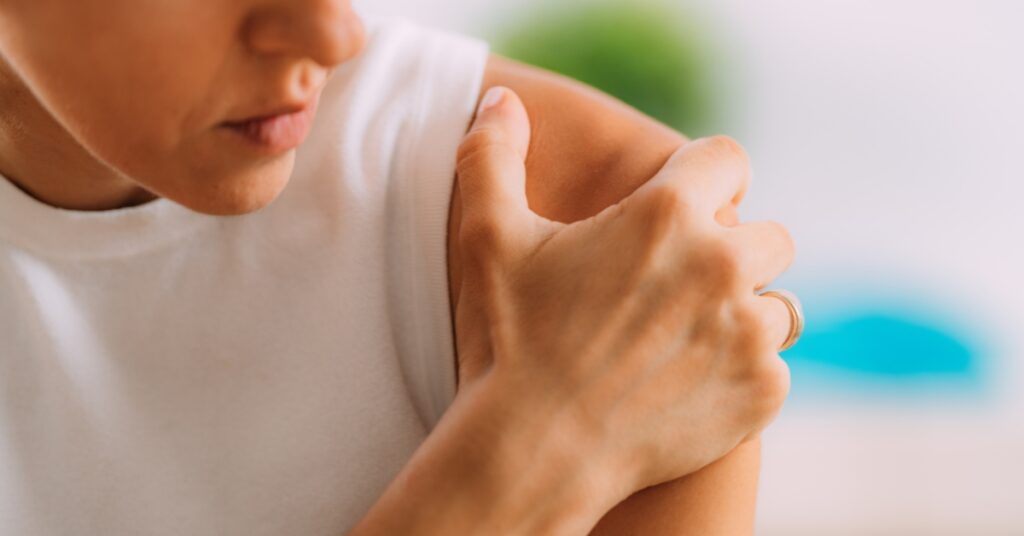 left shoulder pain in women